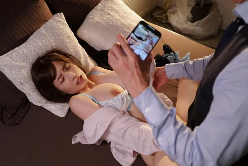 Tiền bối chuốc thuốc em thư ký bắt trả bài cả đêm khi đi công việc xa