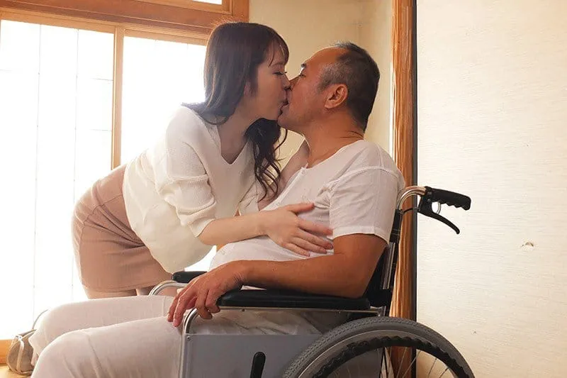 Bạn gái của con trai hiếu thảo chăm sóc bố chồng yêu tàn tật