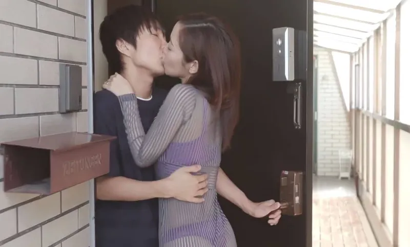 Em hotgirl cạnh nhà với chiếc quần lót lọt khe và cậu nhóc nhà đối diện may mắn