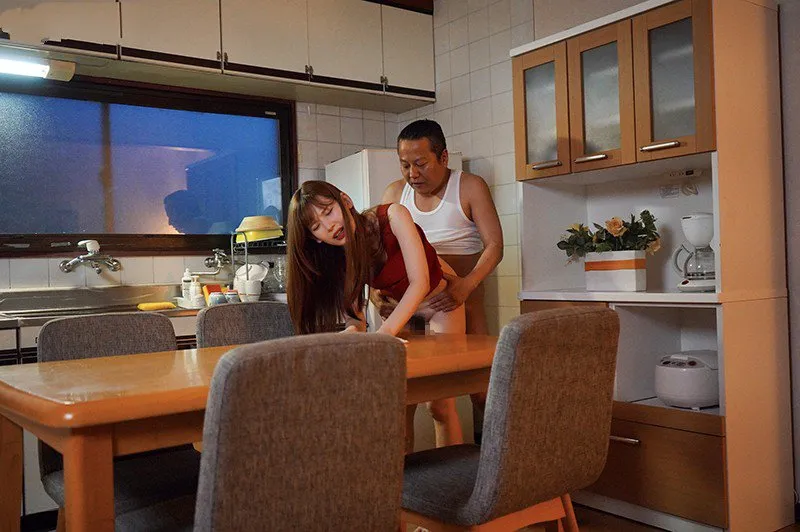 Con gái bị người chồng mới của mẹ trả bài mỗi ngày, cho dù đã có người yêu