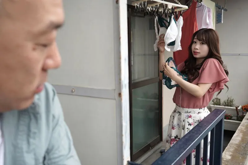 Gã cạnh nhà chuyên soi mói và cặp cô vợ gã chồng thường xuyên rên la quá to