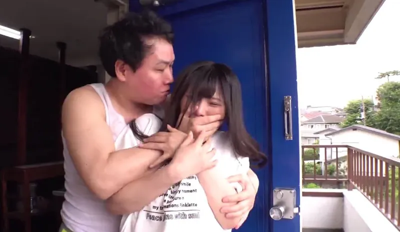 Tình đầu của tôi đã bị gã nhà đối diện nện tơi tả